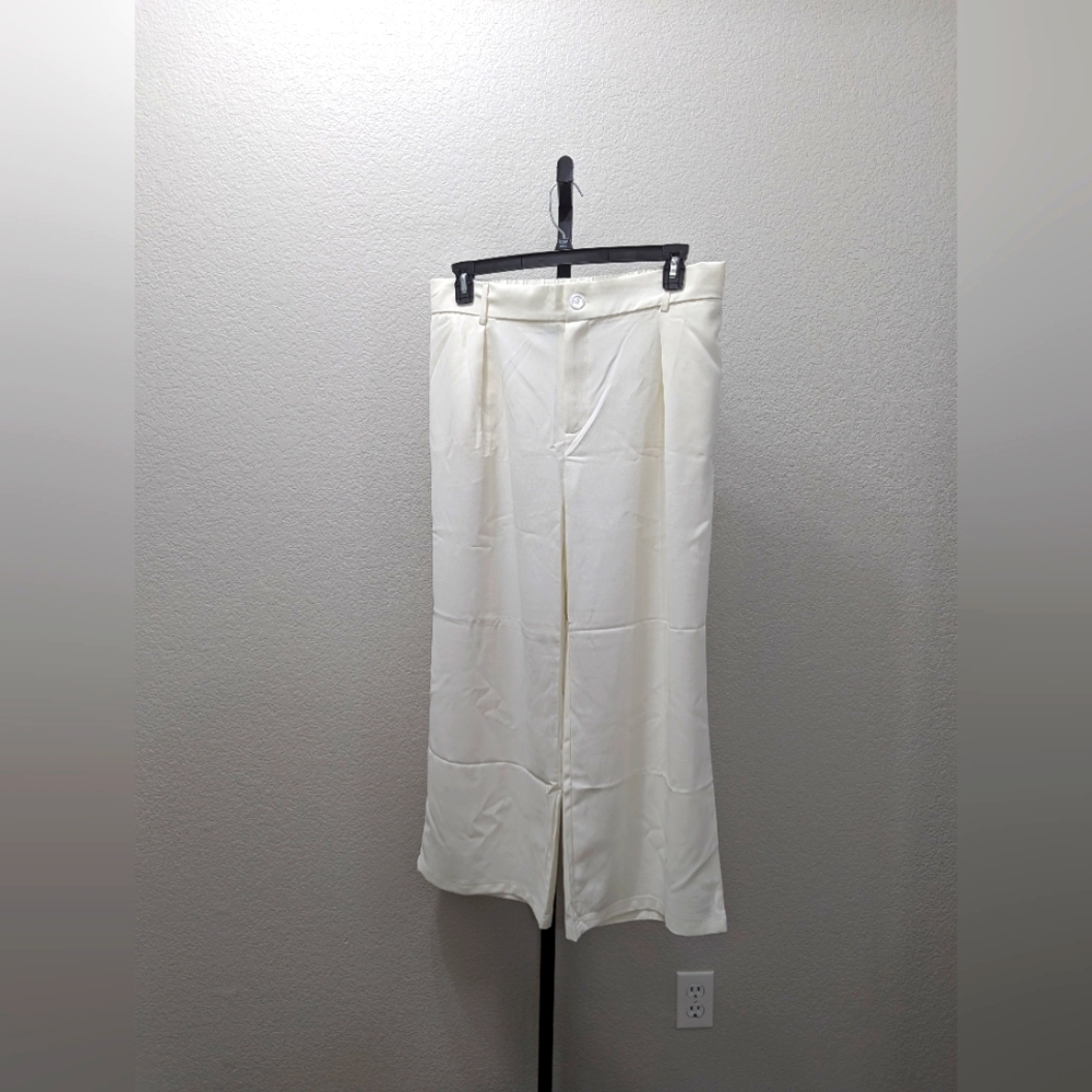 3/$14 NWOT Elegant Cream Wide-Leg Capris